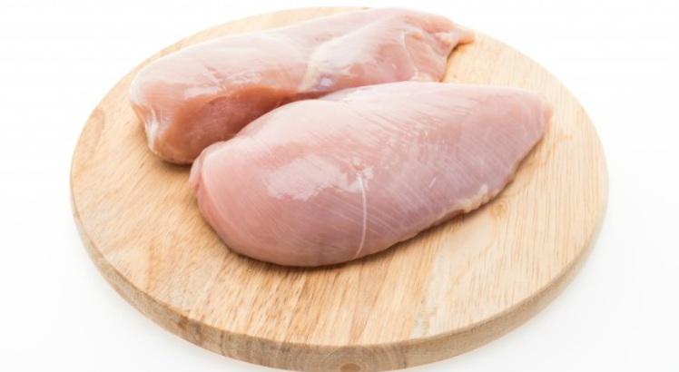 Empresa já comunicou recolhimento do lote do peito de frango com bactéria (Foto ilustrativa: Freepik)