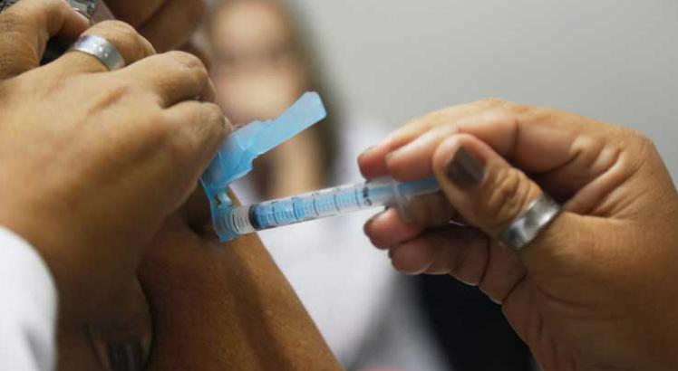 No Recife, vacinação para no feriadão e volta, na quarta-feira, em cerca de 170 postos fixos, como unidades de saúde da família, Upinhas, Unidades Básicas Tradicionais e policlínicas  (Foto: Diego Nigro/JC Imagem)