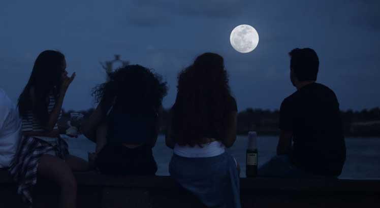 Na meditação, a lua cheia nos ajuda a atingirmos estados profundos de descanso e nos conectarmos com nosso interior mais facilmente (Foto: Sérgio Bernardo/JC Imagem)