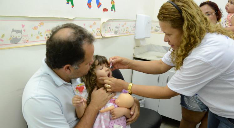 As crianças que nunca foram vacinadas contra pólio deverão receber uma dose da vacina injetável; as que já tomaram alguma dose da injetável devem tomar a gotinha (Foto: Inaldo Lins/PCR)