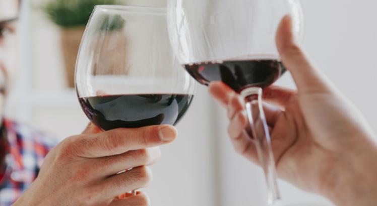 Beber, mesmo que seja só uma taça de vinho por dia, é um risco para a saúde (Foto: Freepik)