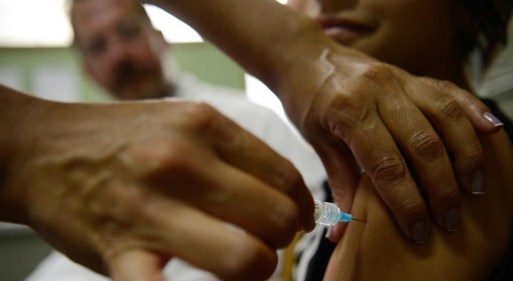 No Brasil, a cobertura com a segunda dose da vacina contra HPV está em 41,8% para meninas e 13% para meninos (Foto: Marcelo Camargo/Agência Brasil)