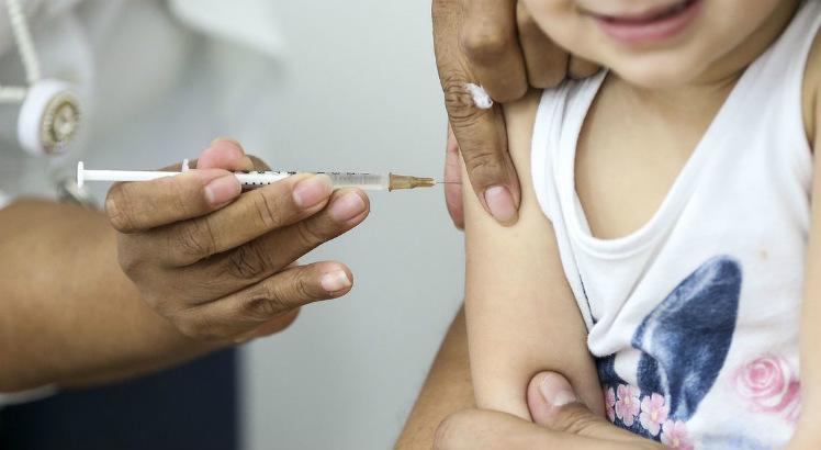 Em um ano, foram encaminhadas 15,5 milhões de doses da vacina tríplice viral para atender a demanda dos serviços de rotina e a realização de ações de bloqueio (Foto: Marcelo Camargo/Agência Brasil)