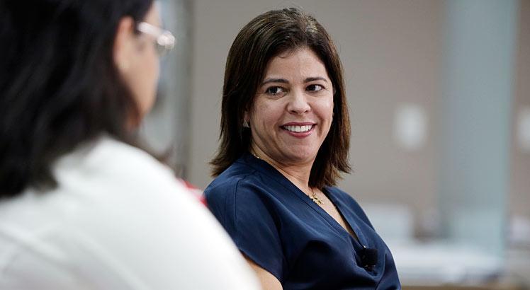 Isabela Coutinho conversou com a jornalista Cinthya Leite sobre diagnóstico precoce e tratamento do câncer de mama (Foto: Heudes Regis/JC Imagem)