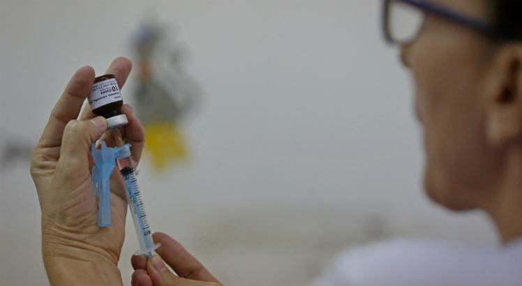 A vacina tríplice viral está disponível nos postos de saúde e deve ser aplicada em duas doses para a faixa etária de 12 meses a 29 anos, e uma dose para adultos de 30 a 49 anos (Foto: Diego Nigro/JC Imagem)