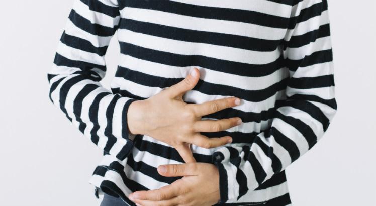 Cólicas abdominais, febre, náuseas, vômitos e falta de apetite são sintomas que podem acompanha a diarreia aguda (Foto ilustrativa: Freepik/Banco de Imagens)