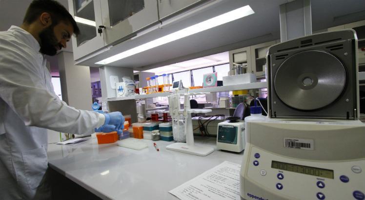 O novo teste, desenvolvido por pesquisadores da Fiocruz Pernambuco, é mais barato, rápido e sensível que a PCR em tempo real (Foto: Bobby Fabisak/JC Imagem)
