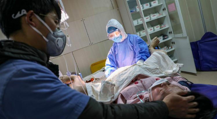Além da China, 44 países relataram 3.474 diagnósticos de coronavírus, com 54 mortes (Foto: AFP)