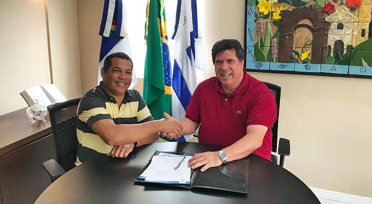 À esquerda, o vice-prefeito do Cabo, Keko do Armazém (PDT), ao lado do prefeito Lula Cabral (PSB) (Foto: Divulgação)