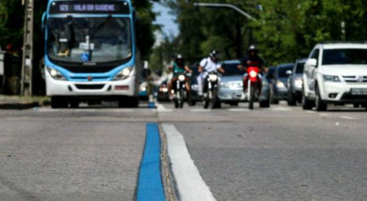 Faixas azuis são vias exclusivas para ônibus no Recife (Foto: Marcos Pastich/PCR)