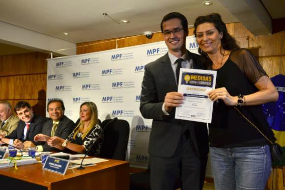 Representantes do Ministério Público comemoram  a superação da meta de 1,5 milhão de assinaturas para a campanha Dez Medidas contra a Corrupção. A atriz Maria Fernanda Cândido foi homenageada Rovena Rosa/Agência Brasil