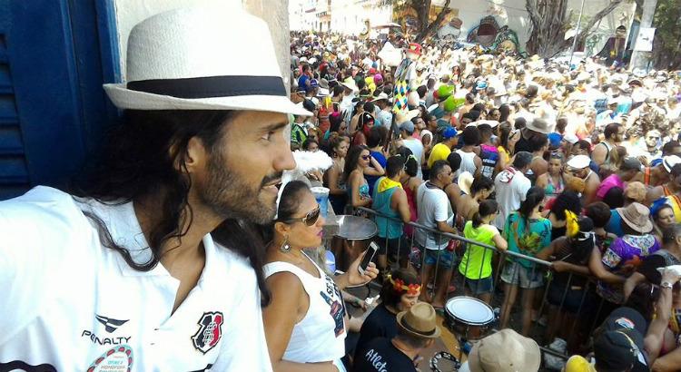 Jesus Tricolor olhando da janela da Prefeitura de Olinda os blocos durante o Carnaval (Foto: reprodução do Facebook)