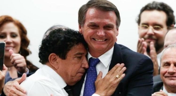 Amigo de Bolsonaro, Magno Malta critica Paulo Câmara pelo decreto que prevê  exame para entrar em missas e cultos