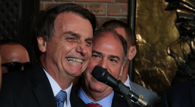 Bolsonaro e o líder do governo no Senado, Fernando Bezerra Coelho (MDB-PE), durante visita presidencial a Pernambuco em 2019. Foto: Alexandre Gondim/JC Imagem