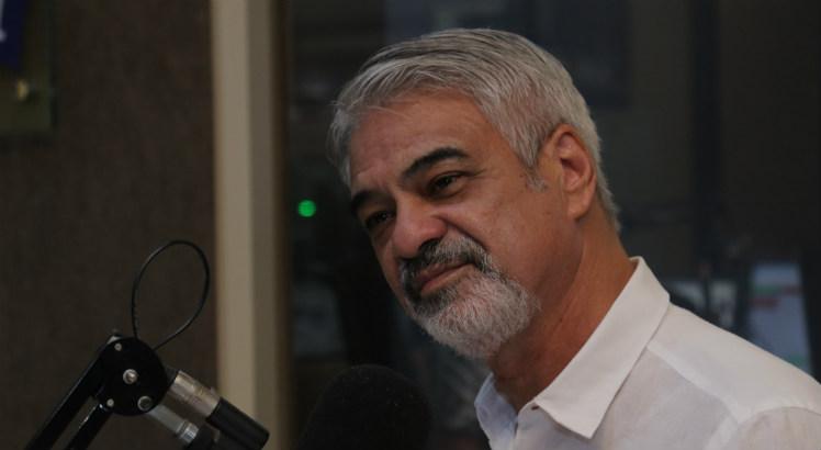 Humberto Costa em entrevista à Rádio Jornal (Foto: Filipe Jordão/JC Imagem)