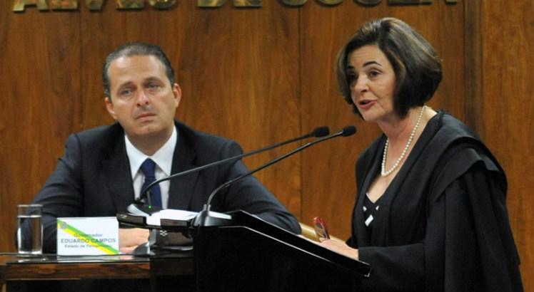 Ana Arraes com o filho Eduardo Campos na sua posse no TCU, em 2011 (Foto: Fabio Rodrigues Pozzebom/Agência Brasil)