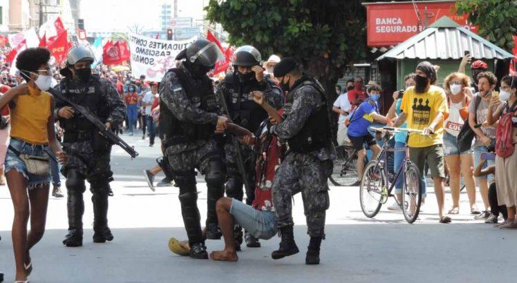 PSOL, PC do B e Rede repudiam à violência policial contra manifestantes no Recife. Bancários também protestam