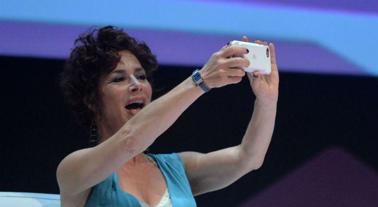 A atriz fez até uma selfie no palco. Foto: CCXP/Divulgação