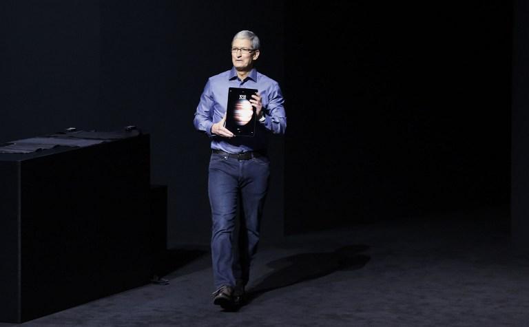 Tim Cook segura o novo iPad Pro: status. (AFP).