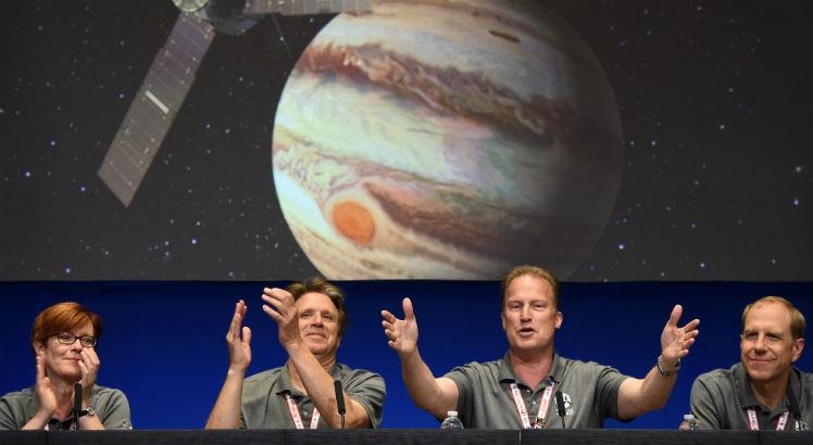 Diane Brown, executiva do programa Juno na NASA, Scott Bolton, pesquisador principal da Juno, Rick Nybakken, gerente do projeto e Guy Beutelschies, diretor da exploração espacial. Foto: Robyn BECK / AFP
