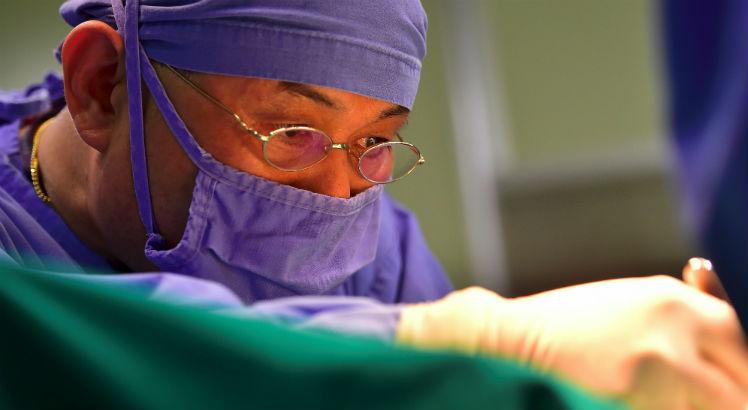 Woo-Suk durante uma operação de injecção de embriões em uma "mãe de aluguel" na Sooam Biotech Research Foundation. Foto: AFP / JUNG YEON-JE