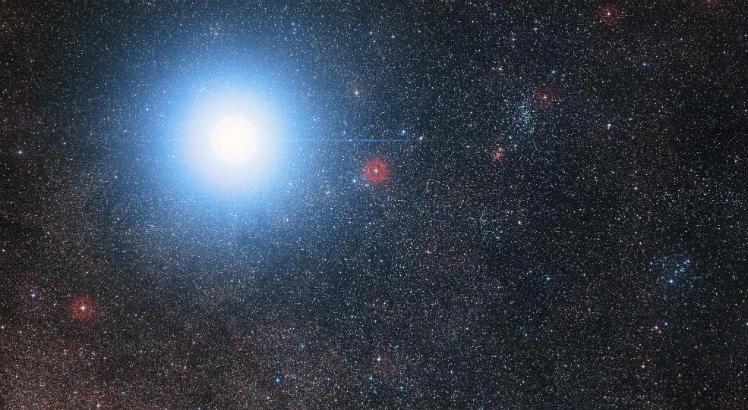 Imagem criada a partir do acervo do Digitized Sky Survey 2 mostra o céu em torno da estrela brilhante Alpha Centauri AB, também mostra - muito mais fraco - a anã vermelha, Proxima Centauri. Imagem: AFP PHOTO / EUROPEAN SOUTHERN OBSERVATORY/
DAVIDE DE MARTIN  MAHDI ZAMANI
