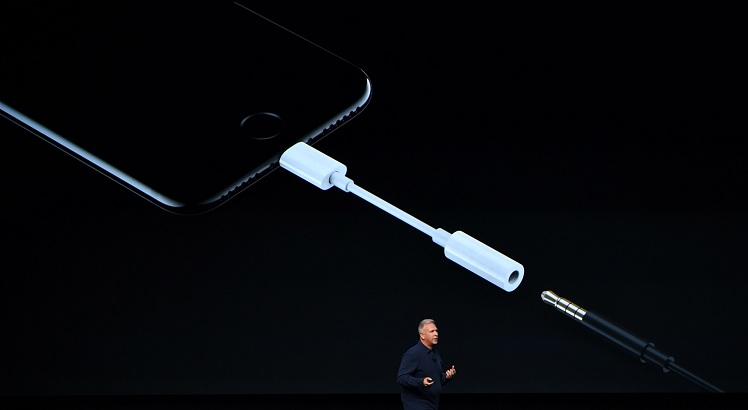 Phil Schiller apresenta os novos fones de ouvido da Apple. Foto: AFP / Josh Edelson