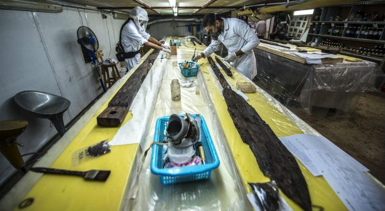 Egyptian archaeologist Mohamed Anwar (R) works on parts of the second solar boat of Pharaoh Khufu on August 31, 2016 at the restoration laboratory, located behind the Great Pyramid of Cheops (aka Pyramid of Khufu) on the Giza Plateau, on the southern outskirts of the capital Cairo.
The Khufu boats from Ancient Egypt were discovered inside two separate pits in 1954 when Egyptian archaeologists were carrying out routine cleaning on the southern side of the Great Pyramid of Giza. / AFP PHOTO / KHALED DESOUKI