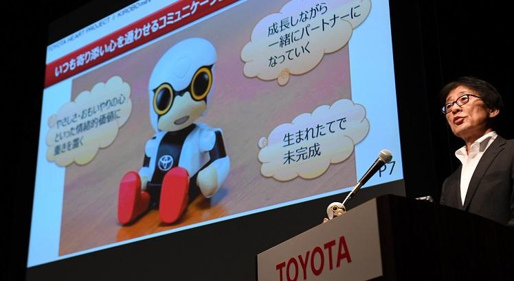 Moritaka Yoshida, gerente da Toyota Motors, apresenta o Kirobo Mini, em Tóquio. AFP PHOTO / TOSHIFUMI KITAMURA