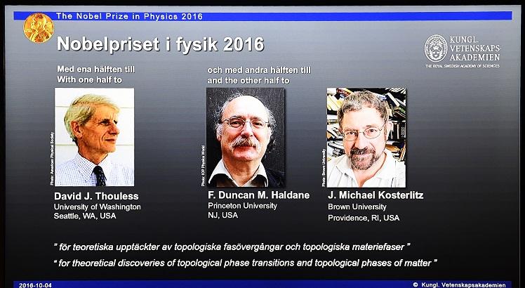 Vencedores do Prêmio Nobel de Física de 2016, David J Thouless, F Duncan M Haldane e J Michael Kosterlitz. AFP PHOTO / JONATHAN NACKSTRAND