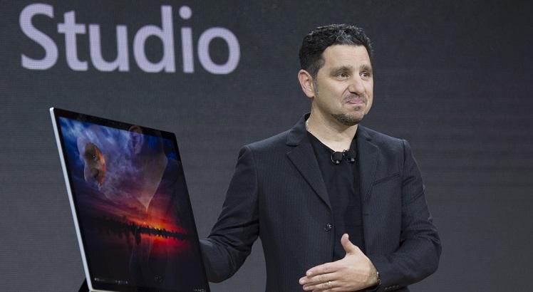 Vice-presidente de produtos da Microsoft, Panos Panay apresenta o Microsoft Surface Studio na conferência para a imprensa, realizada em Nova York. Foto: AFP PHOTO / DON EMMERT
