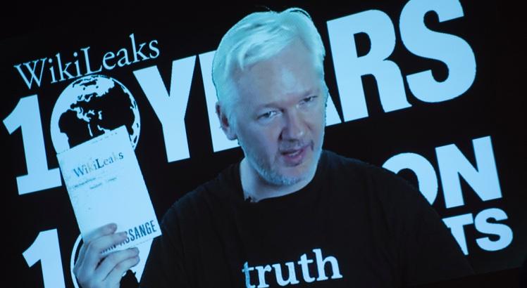 Julian Assange, fundador do Wikileaks, fala por videoconferência em Berlim. AFP / STEFFI LOOS