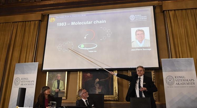 Professor Olof Ramstrom, membro do comitê do Nobel, explica a escolha do Nobel de Química. AFP / JONATHAN NACKSTRAND