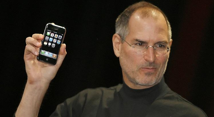 Jobs em janeiro de 2007, apresentando o primeiro iPhone. AFP PHOTO / TONY AVELAR