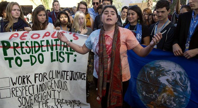 Estudantes americanos protestam durante a COP22 em reação à eleição de Donald Trump como presidente dos EUA. Foto: AFP / FADEL SENNA