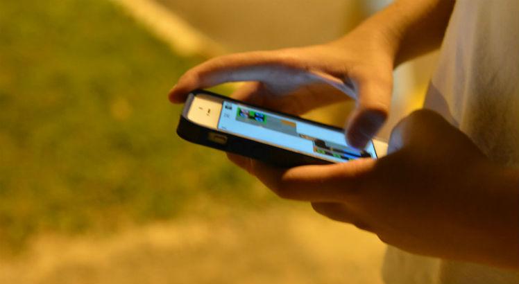 92,1% dos brasileiros acessaram a internet por meio do telefone celular, enquanto 70,1% dos domicílios o fizeram por meio do microcomputador. Foto: ABr