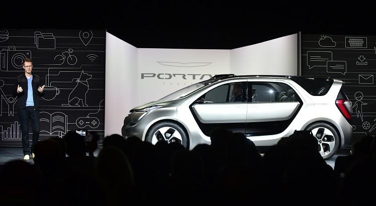 Designer Matt Dunford explica as novidades do Portal, da Fiat Chrysler, durante a CES 2017. AFP PHOTO / Frederic J. BROWN