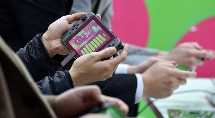 Modo "tablet" do Nintendo Switch. AFP PHOTO / Kazuhiro NOGI