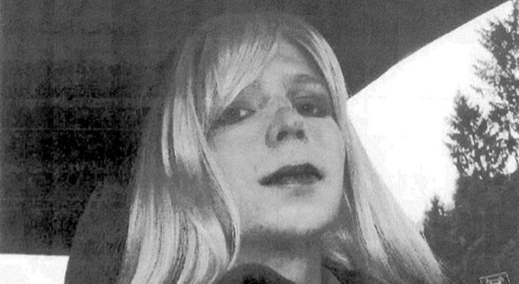Esta foto de arquivo tirada em 22 de agosto de 2013 mostra Bradley Manning em peruca e maquiagem como Chelsea Manning. AFP PHOTO / US ARMY / HO