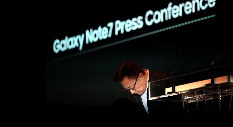 Koh Dong-Jin, presidente da Samsung Electronics? Mobile Communications Business, se curva pedindo desculpas durante a coletiva de imprensa em Seul. AFP PHOTO / YONHAP / YONHAP / South Korea OUT / REPUBLIC OF KOREA