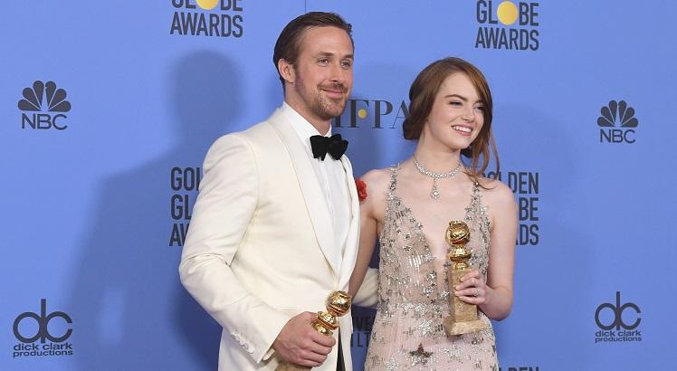 Ryan Gosling e Emma Stone, recebendo o Globo de Ouro 2017. Foto: Kevin Winter/Getty Images/AFP