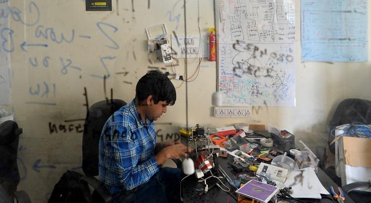 O fundador da empresa start-up Hacklab.in, Vikram Rastogi, trabalha em seu escritório em Bangalore. AFP PHOTO / Manjunath KIRAN