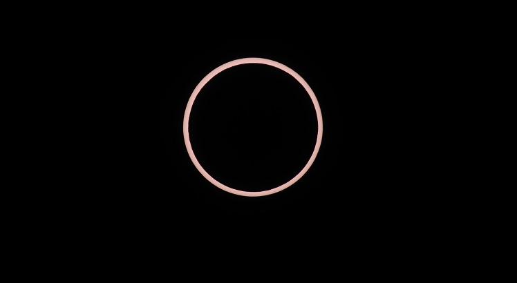 Imagem feita em 20 de maio de 2012, que mostra o "anel de fogo" formado num eclipse lunar  visto em Kanarraville, Utah (EUA). AFP PHOTO / ROBYN BECK