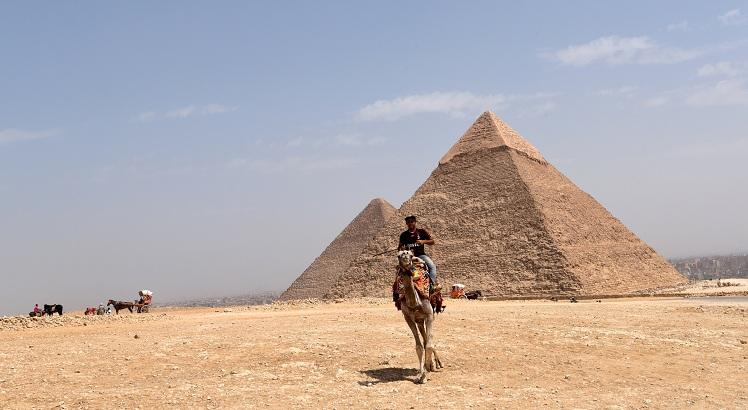 Projeto "Scan Pyramids" quer descobrir as câmaras secretas ocultas nas pirâmides de Gizé e Dahshur, e tentar esclarecer os mistérios sobre a sua construção. AFP PHOTO / MOHAMED EL-SHAHED