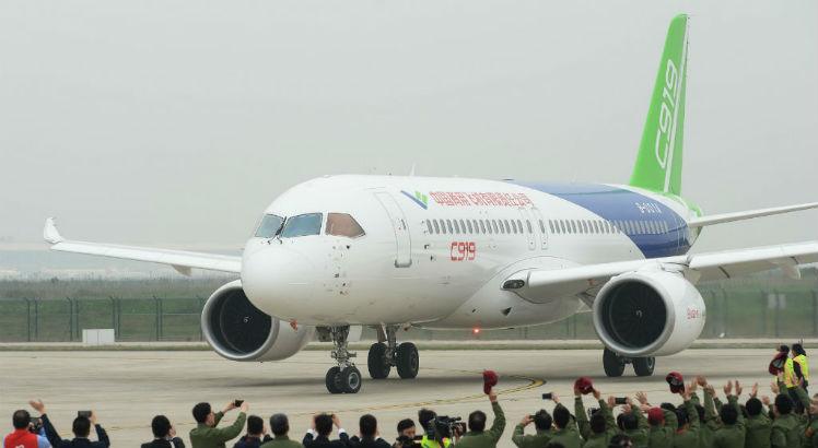 A aeronave decolou do aeroporto internacional de Xangai para um voo de teste de uma hora e meia. Foto: Andy Wong / POOL / AFP
