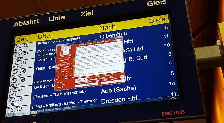 Um monitor de uma estação ferroviária na Alemanha mostra a janela que avisa ao usuário que aquele sistema foi "sequestrado", e pede um resgate.  AFP PHOTO / dpa / P. GOETZELT