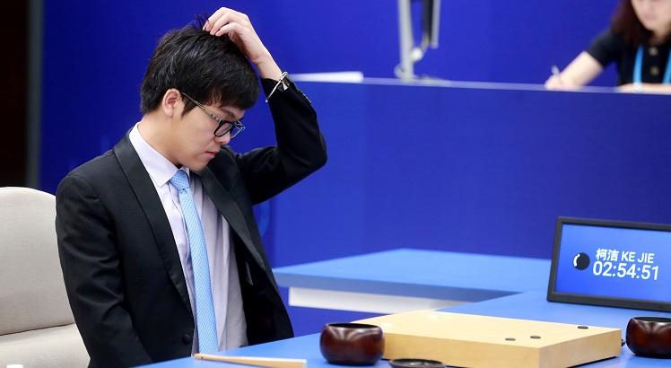 Ke Jie, de 19 anos, reage durante a primeira partida contra o programa de inteligência artificial AlphaGo, em Wuzhen, na província de Zhejiang, no leste da China. Foto: AFP