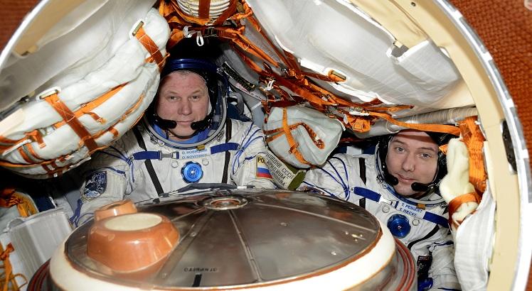 Thomas Pesquet e Oleg Novitsky. AFP PHOTO / ESA / NASA
