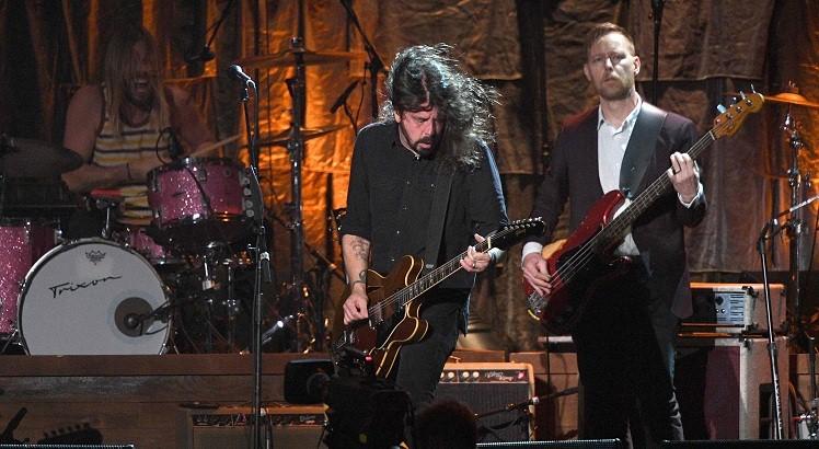 Taylor Hawkins, Dave Grohl e Chris Shiftlett, do Foo Fighters. AFP / GETTY IMAGES NORTH AMERICA / KEVORK DJANSEZIAN