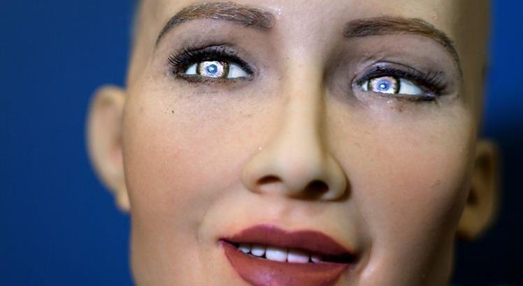 "Sophia", um robô com inteligência artificial desenvolvido pela empresa de robótica Hanson Robotics, de Hong Kong. AFP / Fabrice COFFRINI